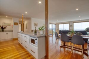 Lazy Wave Beach House Tasmania Australia